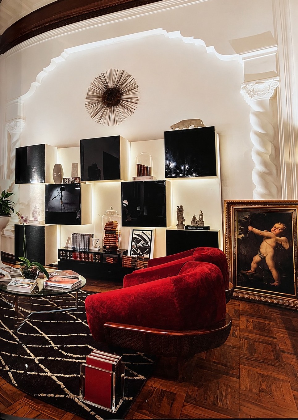 Sala curada de El Desván, con mobiliario y objetos de época
