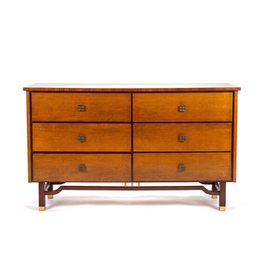 Cómoda mid-century de madera con jaladores de bronce